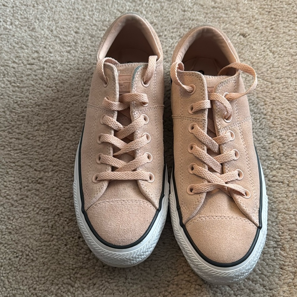 Women’s Pink Converse sneakers